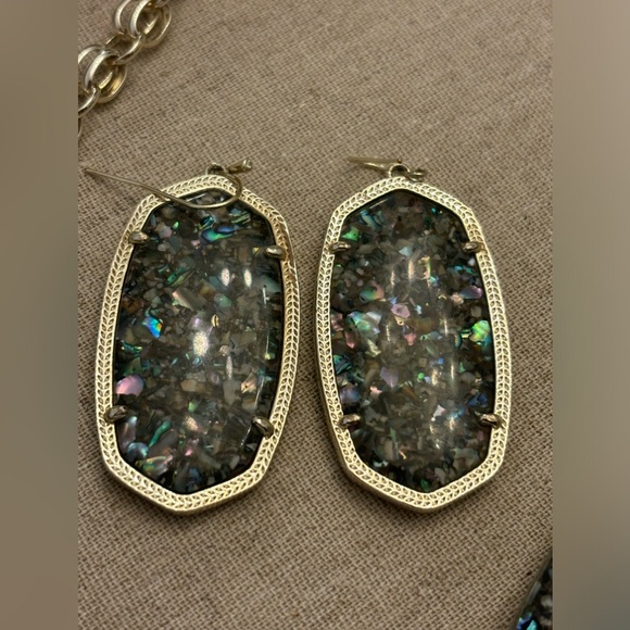 🩵KENDRA SCOTT LIMITED EDITION CRUSHED ABALONE HARLOW AND DANIELLES🩵 - Picture 2 of 8